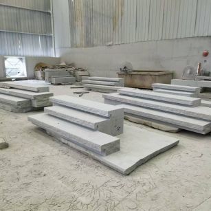 厦门 整石台阶（大面火烧+侧面自然面），出货前厂内拼装