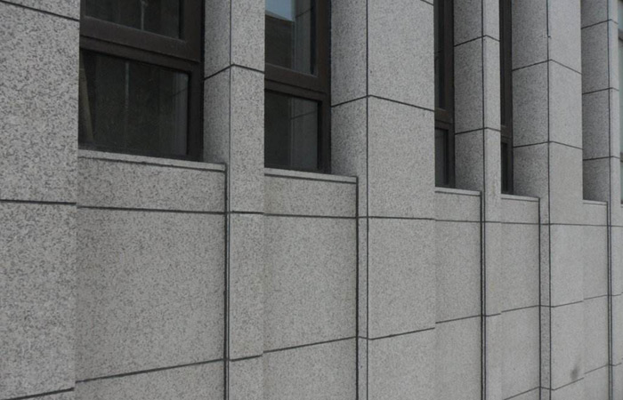 厦门芝麻灰外墙干挂石材及施工注意事项